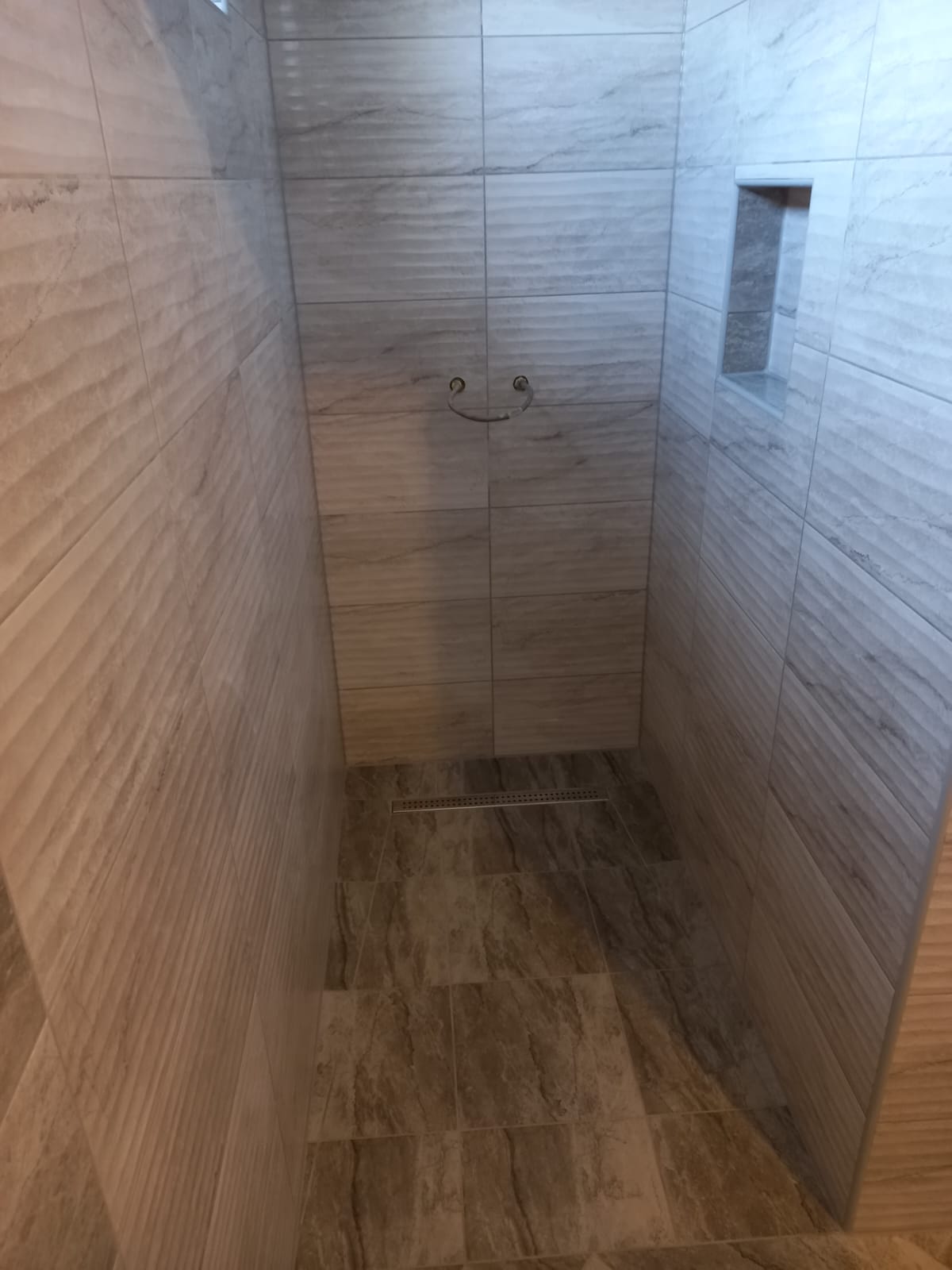 Moderna tuš kabina s linearnom odvodnjom