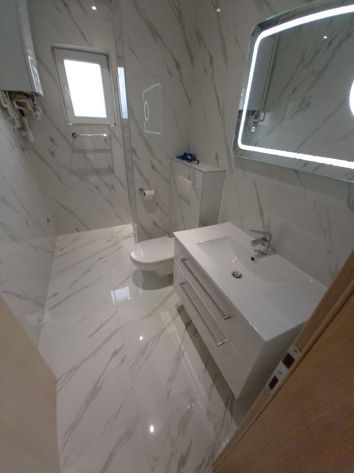 Kompletna bijela kupaonica